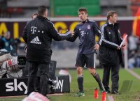 Fussball 1. Bundesliga  Saison 2010/2011: Trainer Louis van Gaal wechselt Thomas Mueller  aus (v.li.FC Bayern Muenchen)