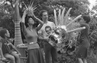 Fussball  Franz Beckenbauer (Cosmos New York) mit Samba Girls in Rio