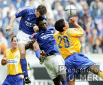 Fussball 1. Bundesliga: Schalke - Berlin, Zweikampf