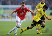 1. Fussball Bundesliga: Eugen Polanski (li, 1. FSV Mainz 05) gegen Shinji Kagawa (re, Borussia Dortmund)