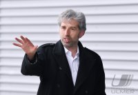 Uebergabe Corona-Schnelltests an Tuebingens Oberbuergermeister Palmer (Die Gruenen)