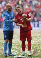 Fussball, 1. Bundesliga  Saison 13/14: Jubel FC Bayern Muenchen mit Schale