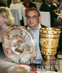 Bankett FCB, Magath mit Schale und Pokal