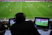 FUSSBALL  International CHL 09/10 : Journalisten vor TV Monitoren