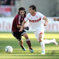 Fussball 1. Bundesliga, Saison 2011/2012:  Almong Cohen (li, 1 FC Nuernberg) gegen Tamas Hajnal (VfB Stuttgart)