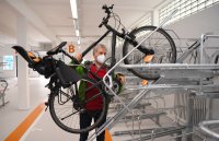 Oberbuergermeister Palmer nimmt die Radgarage am Tuebinger Hauptbahnhof in Betrieb