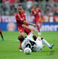 Fussball 1. Bundesliga, Saison 2011/2012:  Franck Ribery (li, FC Bayern Muenchen) gegen Tony Jantschke (re, Borussia Moenchengladbach)