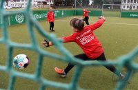 Schmuckbild: Nachwuchsfussballer spielen im Schneetreiben