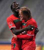 2. Fussball Bundesliga: (v. re.) Augsburg JUBEL nach dem TOR zum 0:2 von Marcel de Jong, Gibril Sankoh