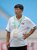 FUSSBALL INTERNATIONAL: Trainer Kim Jong Hun (Nordkorea)