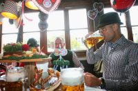 FUSSBALL 1. BUNDESLIGA 13/14:  Trainer Pep Guardiola mit einer Mass Bier