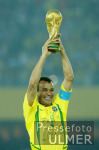 FUSSBALL Weltmeisterschaft  JUBEL;  Brasilien  Cafu mit WM-Pokal