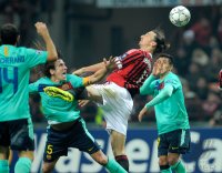 Fussball CHL  Saison 2011/2012: Carles Puyol (li, Barca) gegen Zlatan Ibrahimovic (Mitte, AC Mailand) gegen Xavi Hernandez (Barca)