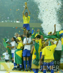 FUSSBALL Weltmeisterschaft  JUBEL;  Brasilien  Cafu  mit WM-Pokal