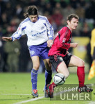 Fussball 1. Bundesliga: Leverkusen - Schalke, Zweikampf