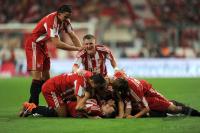 Fussball 1. Bundesliga : Daniel van Buyten, Bastian Schweinsteiger auf Thomas Mueller (FC Bayern Muenchen)