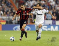 Fussball Champions League  Saison 2010/2011: Gianluca Zambrotta (li, AC Mailand) gegen RICARDO CARVALHO (re, Real Madrid)