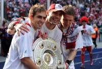 Fussball 1. Bundesliga: Philipp Lahm, Mark van Bommel, Bastian Schweinsteiger (v. li., FCB)
