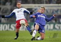 Fussball 1. Bundesliga: Hamburg - Berlin, Zweikampf