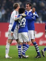 Fussball 1. Bundesliga : (v. li) Schalke Jubel mit Torwart Manuel Neuer, Atsuto Uchida, Christoph Metzelder