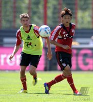 Fussball 1. Bundesliga: Takashi Usami, Thomas Mueller (v. li., FC Bayern Muenchen)
