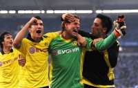 Fussball 1. Bundesliga : Nuri Sahin, Torwart Roman Weidenfeller, Lucas Barrios (v. li., Borussia Dortmund)