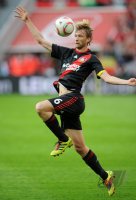 Fussball: 1. Bundesliga Saison 2010/2011: Leverkusen, ROLFES am Ball