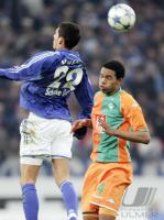 Fussball 1. Bundesliga: Schalke - Bremen, Zweikampf