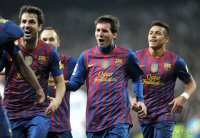 FUSSBALL International  COPA DEL REY  11/12:  JUBEL Cesc Fabregas (li.) mit Lionel Messi und Alexis Sanchez (v. li. Barca)