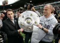 Fussball 1. Bundesliga: Bremen - Leverkusen, ALLOFS und SCHAAF mit Schale