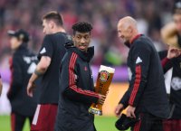 Fussball 1. Bundesliga Saison 21/22: JUBEL FC Bayern Muenchen feiert die 32. Meisterschaft