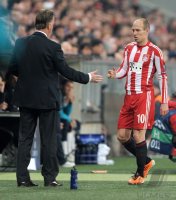 Fussball CHL  Saison 2010/2011: Arjen Robben wir von Trainer Louis van Gaal (FC Bayern Muenchen) ausgwechselt