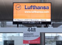 FUSSBALL INTERNATIONAL  CHL Halbfinale 11/12:  Lufthansa Check In Tafel