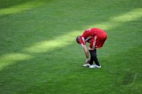 Fussball 1. Bundesliga :  Bastian Schweinsteiger (FC Bayern Muenchen) bindet sich die Schuhe