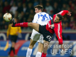 Fussball 1. Bundesliga: Leverkusen - Schalke, Zweikampf