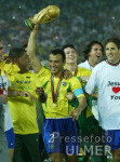 FUSSBALL Weltmeisterschaft  JUBEL;  Brasilien  Cafu mit WM-Pokal