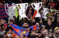 FUSSBALL  International CHL 09/10 : Barca Fans mit dem CL POKAL