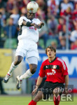 Fussball 1. Bundesliga: Leverkusen - Bielefeld, Zweikampf