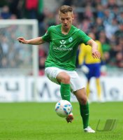 Fussball 1. Bundesliga, Saison 2011/2012: Tom Trybull (SV Werder Bremen) Einzelaktion am Ball