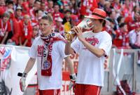 Fussball 1. Bundesliga : Jubel mit Bier Bastian Schweinsteiger, Holger Badstuber (v. li., FCB)