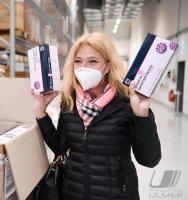 Uebergabe Corona-Schnelltests:  DRK-Kreisvorsitzende /  Aerztin Dr. Lisa Federle