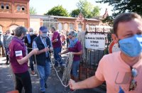 Fair und Regional; Menschenkette pro Rottenburger Schlachthof von Landwirten und Metzgern