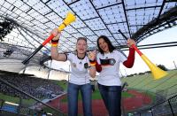 FUSSBALL WM 2010, Public Viewing im Olympiastadion MuenchenFUSSBALL WM 2010, VORRUNDE: Deutschland - Serbien