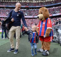 Fussball 1. Bundesliga Saison 14/15: FC Bayern Muenchen - Eintracht Frankfurt