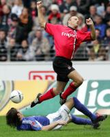 Fussball 1. Bundesliga: Frankfurt - Schalke, Zweikampf
