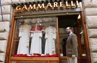 Papstwahl 2013; Des Papstes neue Kleider; Schaufenster der Schneiderei Gammarelli in Rom