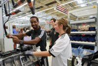 Fussball/Nationalspieler im Mercedes-Benz Motorenwerk