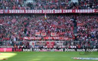 Fussball 1. Bundesliga : FC Bayern Muenchen FANS mit einem BANNER, MIA SAN MIA ? LIES KING LEAR, WUT FAN