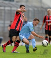 Fussball Regionalliga Sued 2011/2012:  Anthony Jung (li, Eintracht Frankfurt II) gegen Andreas Geipl (re, U23 TSV 1860 Muenchen)