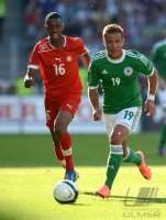 FUSSBALL INTERNATIONAL:  Gelson FERNANDES (li, Schweiz) gegen Mario GOETZE (Deutschland)